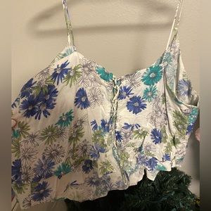 Forever 21 lace up front cropped tank top. Daisy pattern. Women’s size large.